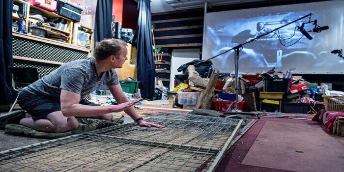 Geräuschemacher arbeitet in einem Studio neben einer Projektionsfläche