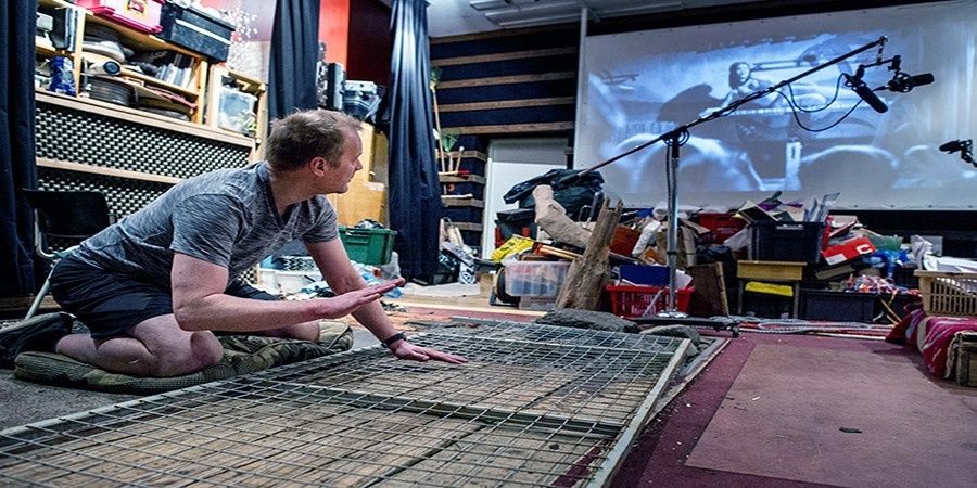 Geräuschemacher arbeitet in einem Studio neben einer Projektionsfläche