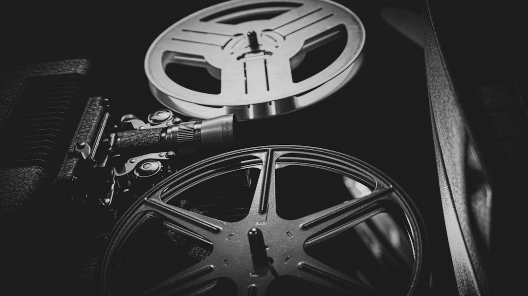 Schwarzweißaufnahme einer Filmkamera mit zwei großen Filmspulen