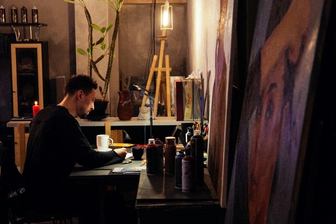 Künstler arbeitet in einem Atelier an einer großformatigen Filmillustration